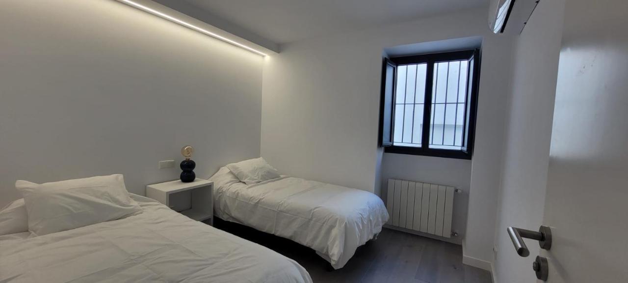 Cozy & Modern Apartment Hombre De Piedra Seville Exterior photo