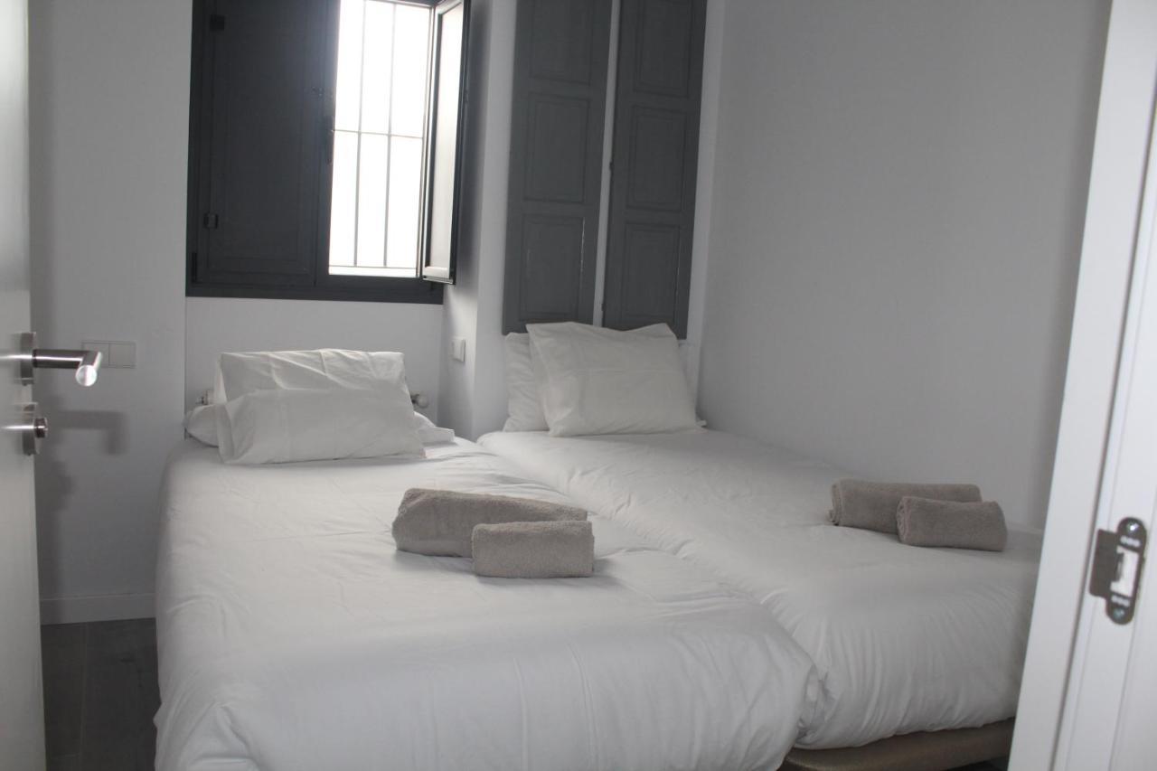 Cozy & Modern Apartment Hombre De Piedra Seville Exterior photo