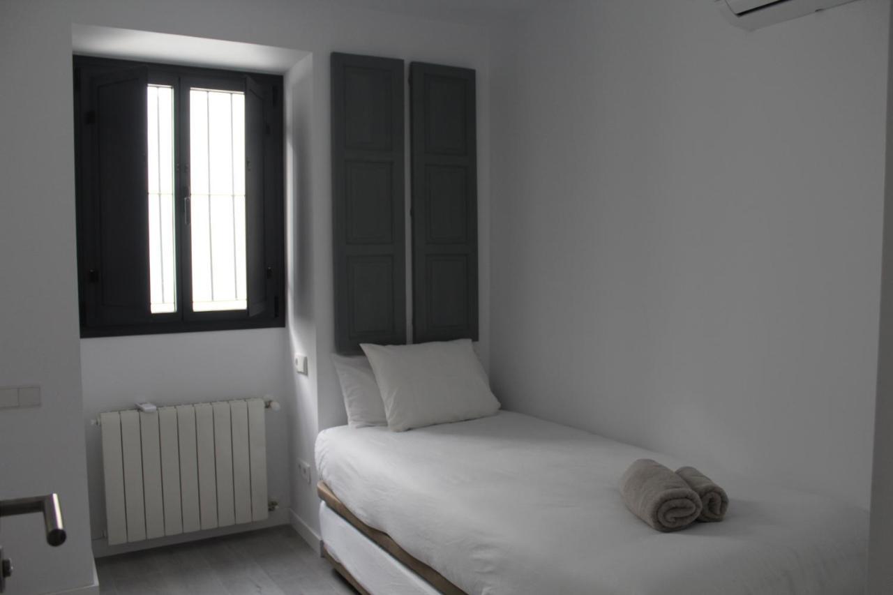 Cozy & Modern Apartment Hombre De Piedra Seville Exterior photo